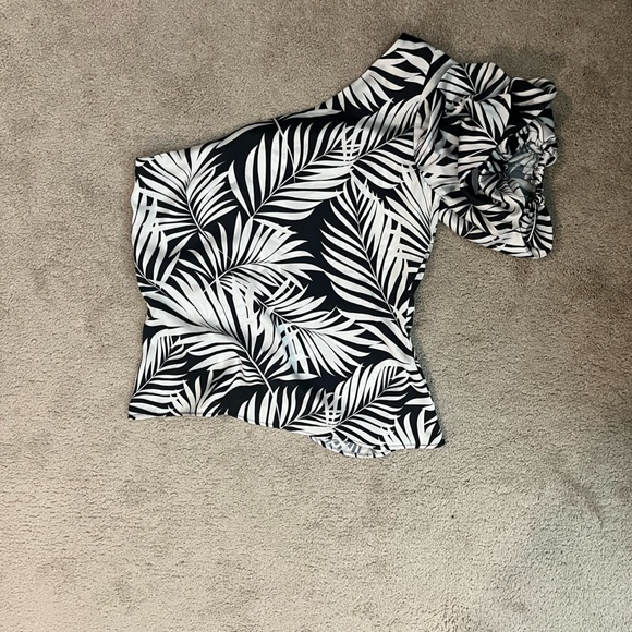 Beautiful one shoulder blouse - Picture 2 of 2